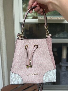Michael Kors Mercer Small Logo Bucket Bag in Powder Blush Multi.